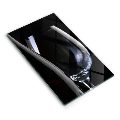 Doska na krájanie Pohár na víno na čiernom pozadí