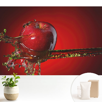 Tapeta s motívom dynamického červeného jablka v rozstreku tekutiny