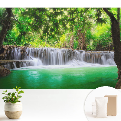 Luxusná tapeta s motívom vodopádu obklopeného zeleňou