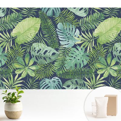 Tapeta s listnatým tropickým vzorom plným zelene