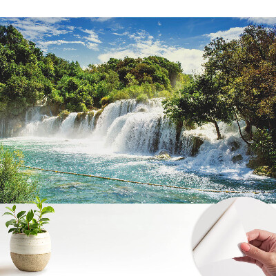 Tapeta s motívom vodopádu v zelenej slnečnej scenérii