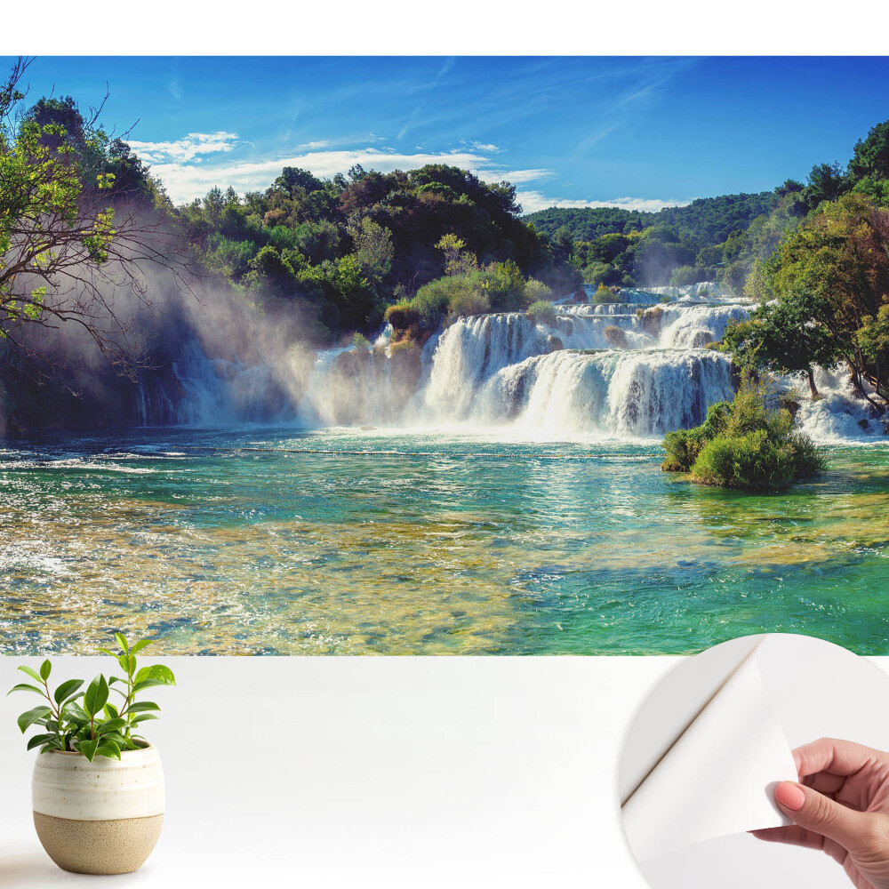 Luxusná tapeta Úžasný vodopád obklopený zeleňou