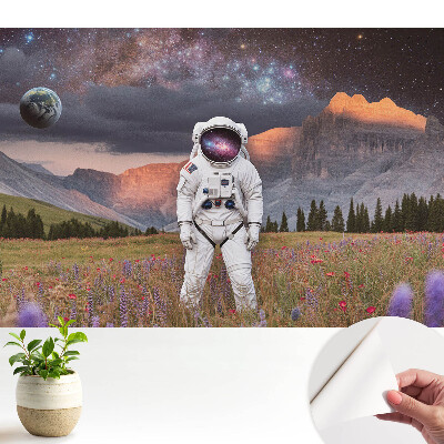 Tapeta do obývačky so surrealistickým motívom astronauta v horách