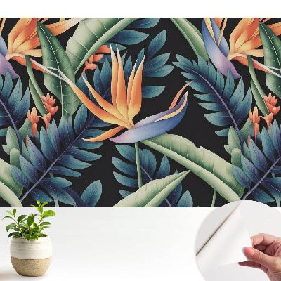 Luxusná tapeta s motívom tropických kvetov na čiernom pozadí