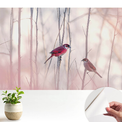 Tapeta do obývačky s motívom roztomilých vtákov v ružovom lese