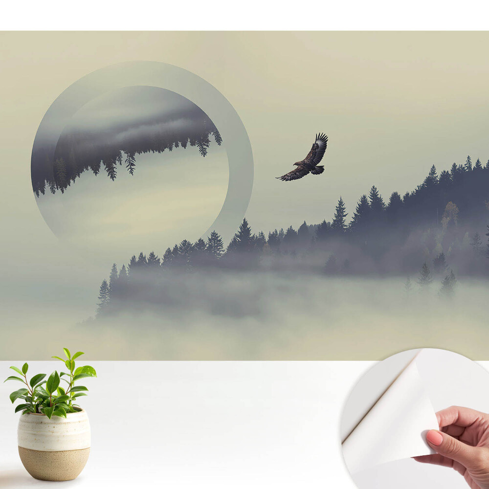 Tapety na stenu samolepiace Majestátny vták medzi hmlistými stromami