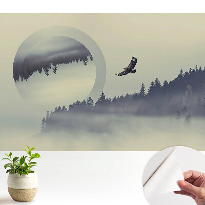 Tapety na stenu samolepiace Majestátny vták medzi hmlistými stromami