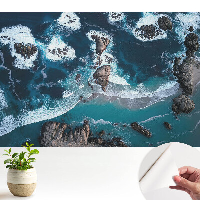 Tapeta do obývačky s pohľadom na oceán so skalami zhora v živých farbách
