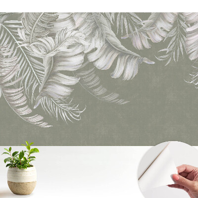Tapeta s jemným motívom tropických listov na sivom pozadí