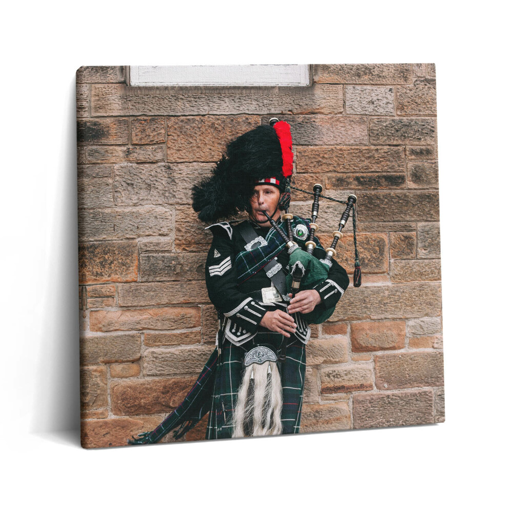 Fotoobraz na plátne 60x60 Muž s dudami pri kamennej stene