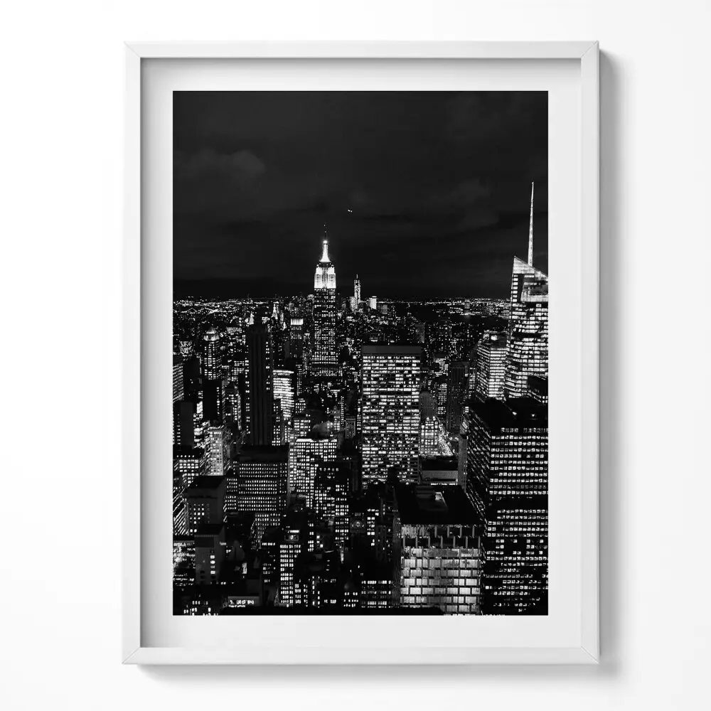Obraz v ráme Čiernobiela panoráma mesta v noci