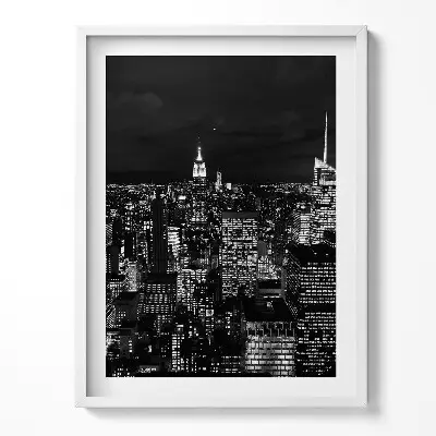 Obraz v ráme Čiernobiela panoráma mesta v noci
