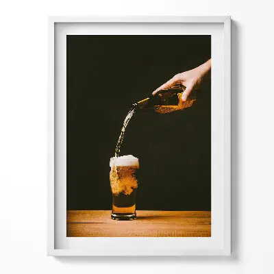 Obraz v ráme Nalievanie piva do hrnčeka
