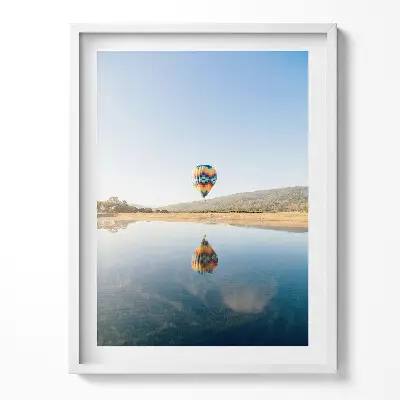 Obraz v ráme Balón nad vodnou hladinou