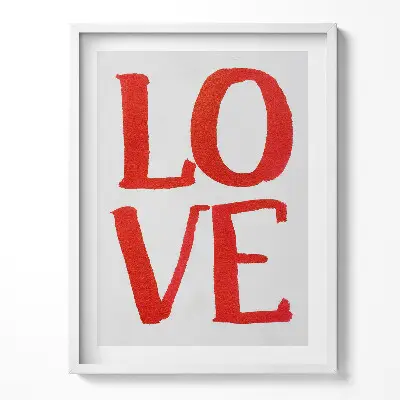 Obraz v ráme s motívom červeného graffiti nápisu LOVE