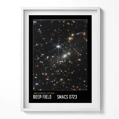 Plagát NASA s vesmírnou fotografiou v ráme