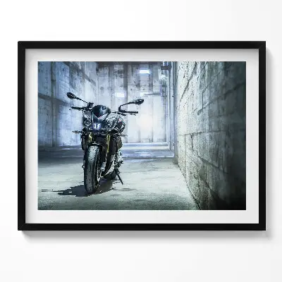 Obraz s rámom Motocykel v betónovej mestskej uličke
