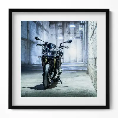 Obraz v ráme Motocykel v betónovej mestskej uličke