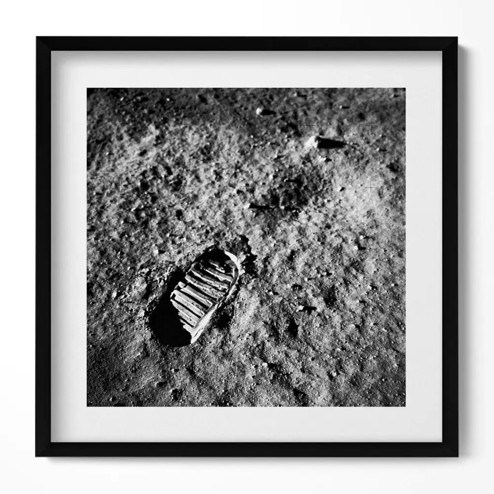 Obraz v ráme Prvý krok na Mesiaci fotografia NASA