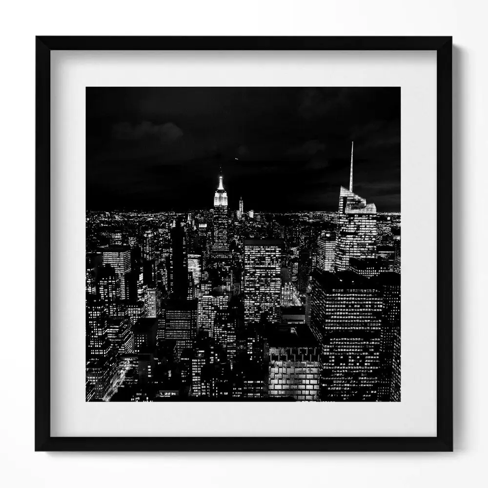 Obraz v ráme Čiernobiela panoráma mesta v noci