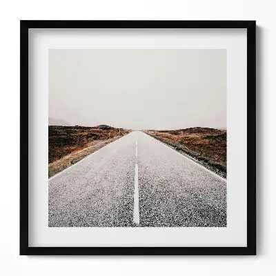 Obraz v ráme Prázdna rovná asfaltová cesta