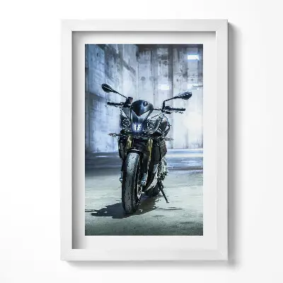 Obraz v ráme Motocykel v betónovej mestskej uličke