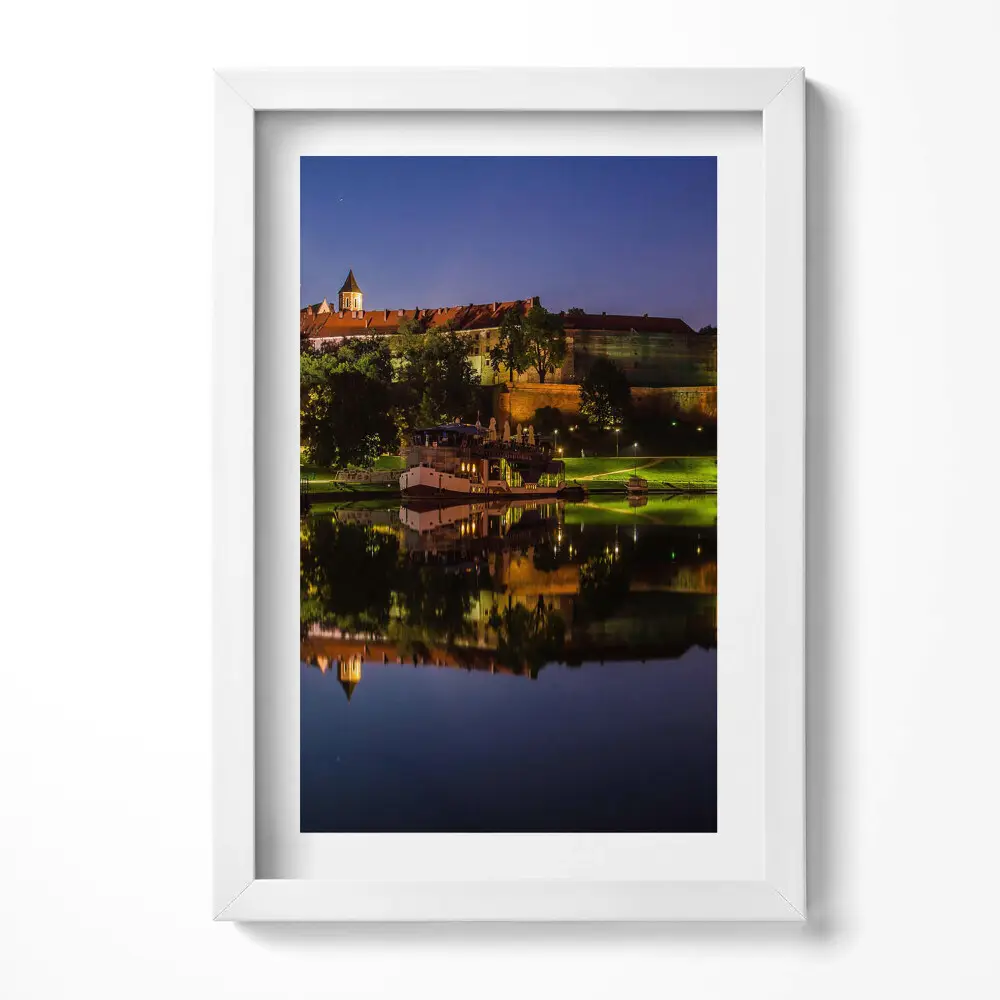 Obraz v ráme Wawel v noci nad riekou Visla
