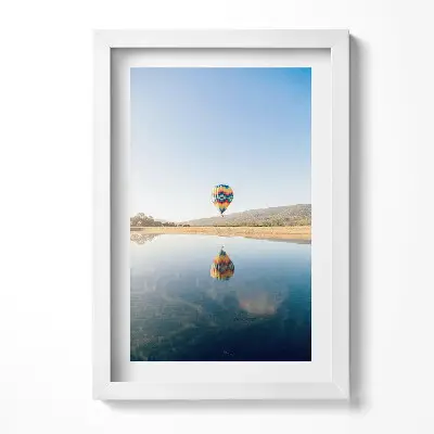 Obraz v ráme Balón nad vodnou hladinou