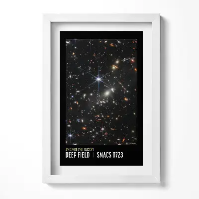 Plagát NASA s vesmírnou fotografiou v ráme