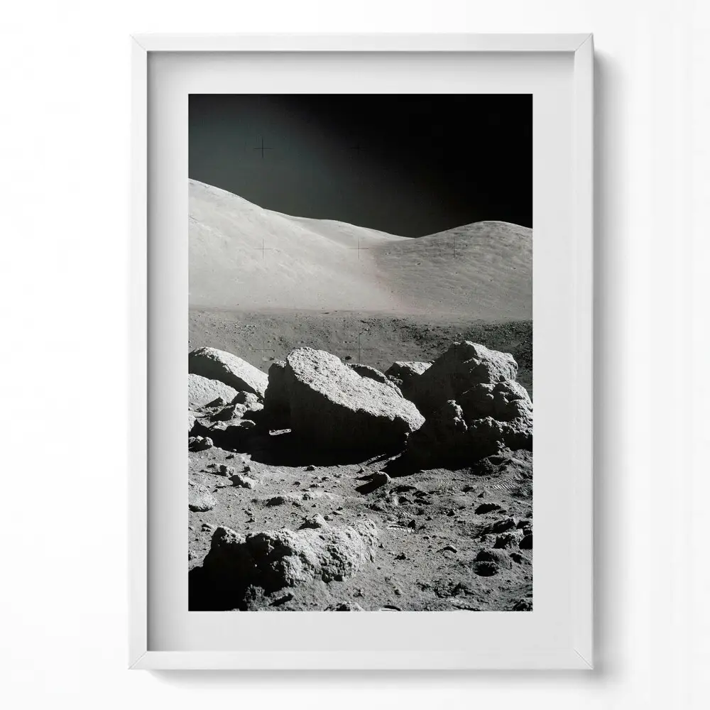 Obraz v ráme s fotografiou skál na Mesiaci od NASA