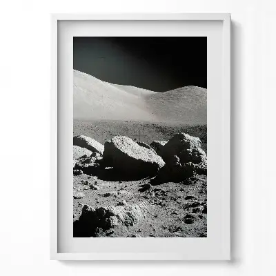 Obraz v ráme s fotografiou skál na Mesiaci od NASA