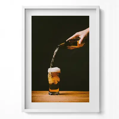 Obraz v ráme Nalievanie piva do pohára
