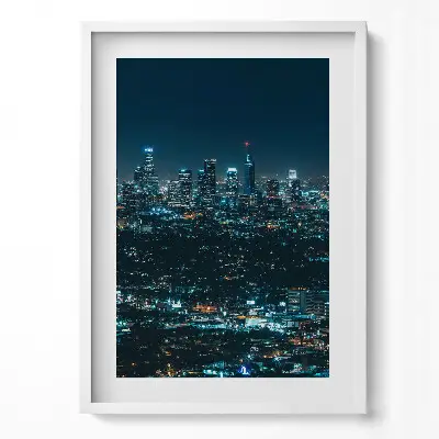 Obraz v ráme s osvetlenou panorámou mesta v noci