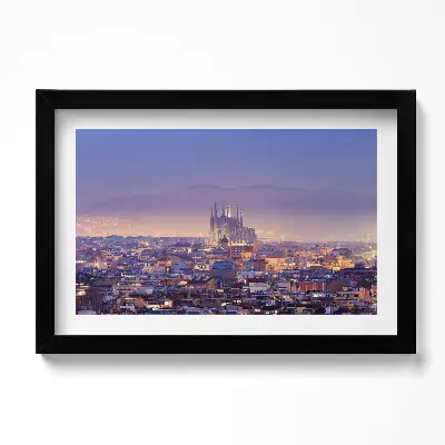 Obraz v ráme Pohľad na nočnú Barcelonu a Sagrada Familia
