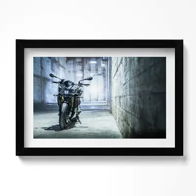 Obraz v ráme Motocykel v betónovej mestskej uličke