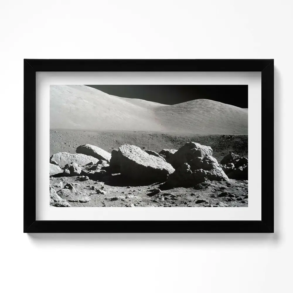 Obraz v ráme s fotografiou mesačných skál od NASA