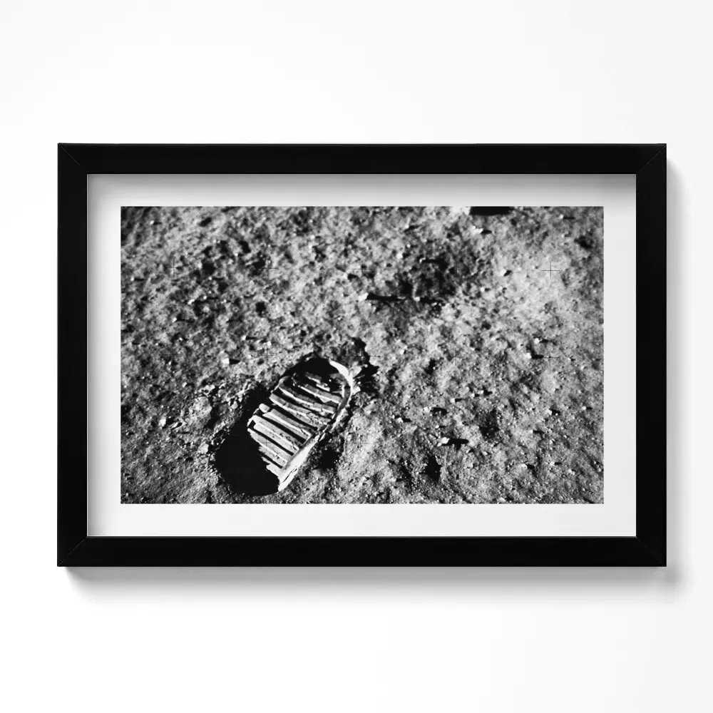 Obraz v ráme Prvý krok na Mesiaci s fotografiou NASA
