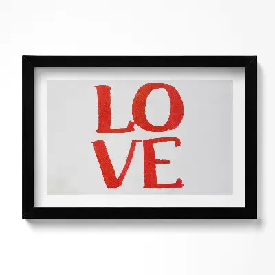 Obraz v ráme s motívom červeného graffiti nápisu LOVE