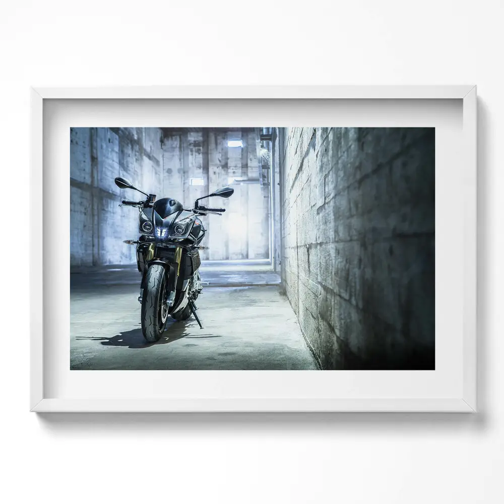 Obraz v ráme Motocykel v betónovej mestskej uličke