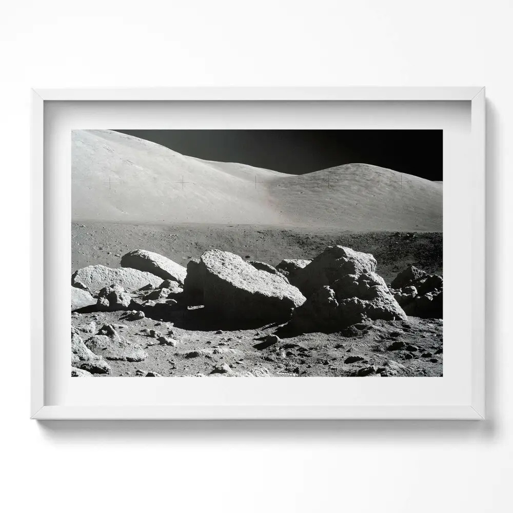 Obraz v ráme s fotografiou mesačných skál od NASA