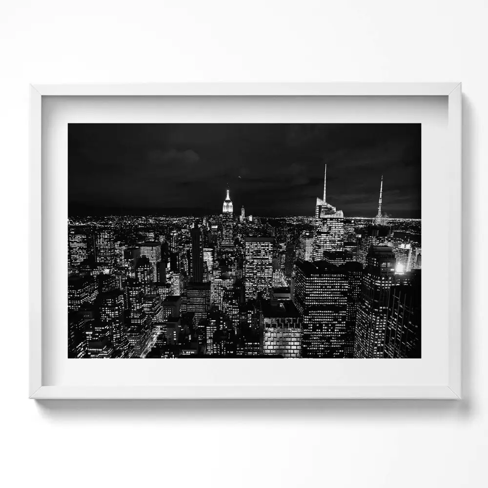Obraz v ráme Čiernobiela panoráma mesta v noci
