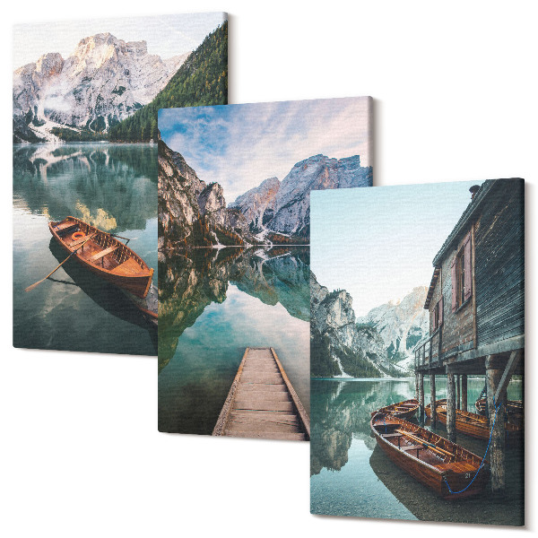 Sada obrazov triptych Jazero v horách s člnmi a drevenou chatkou