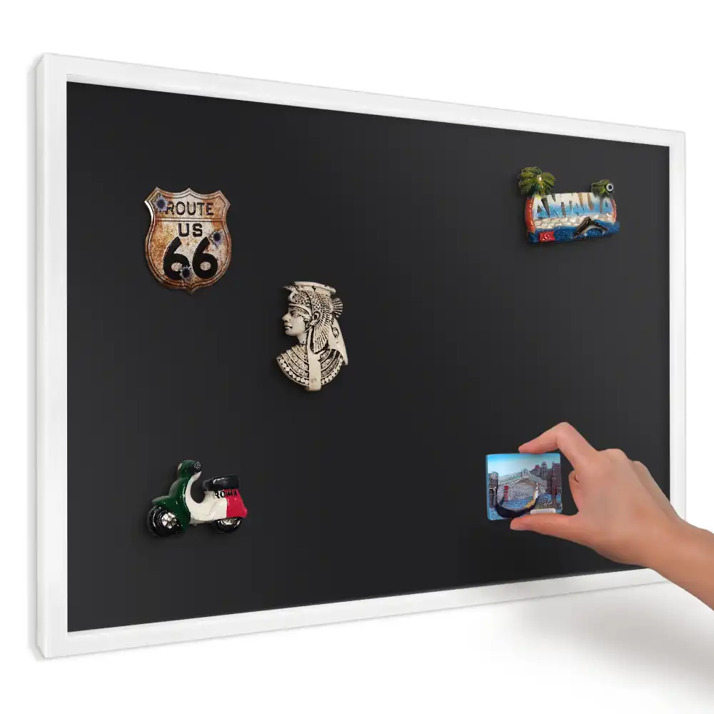 Magnetická tabuľa na magnetky s čiernym minimalistickým pozadím