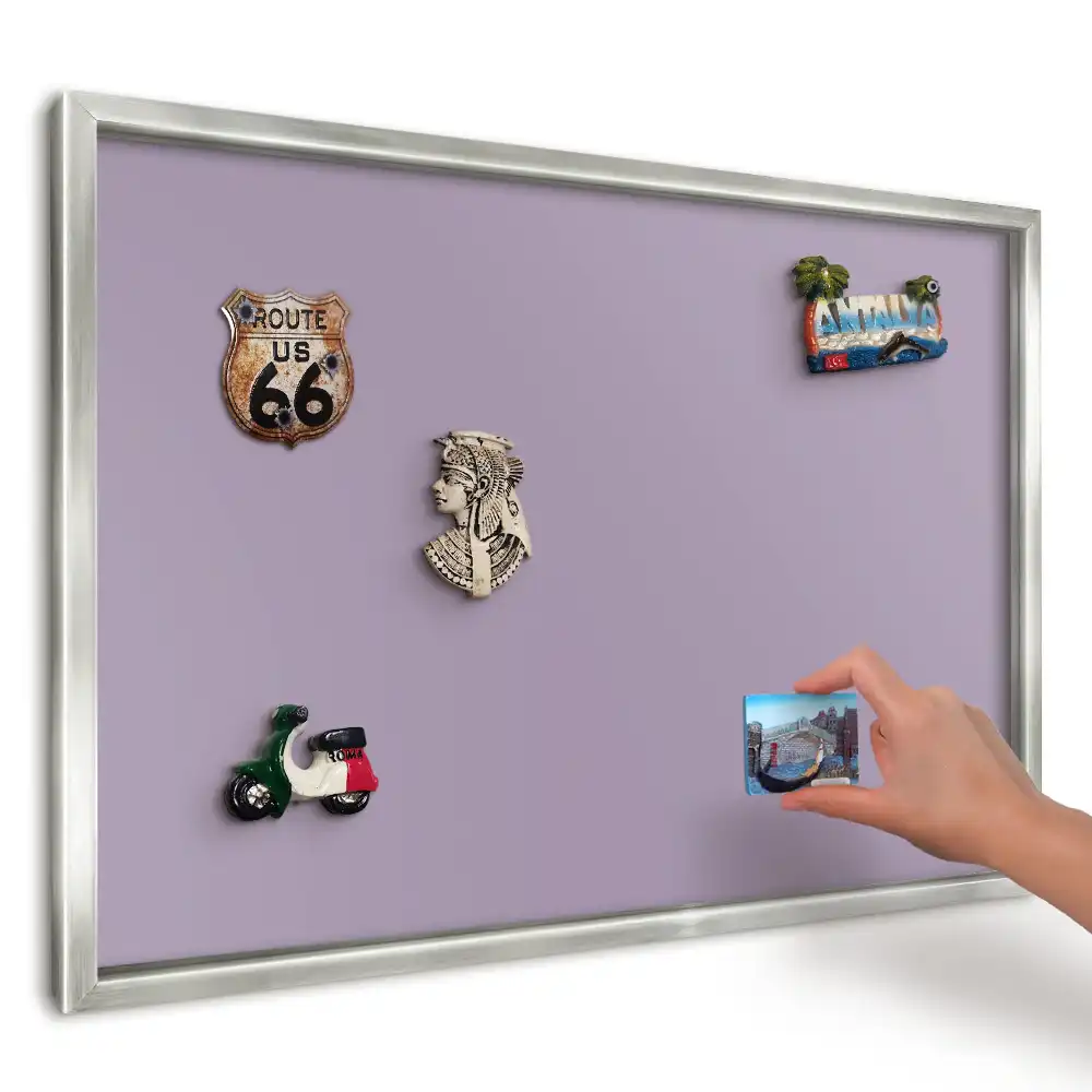 Magnetická tabuľa na suveníry z ciest Lila vo fialovom minimalistickom vyhotovení