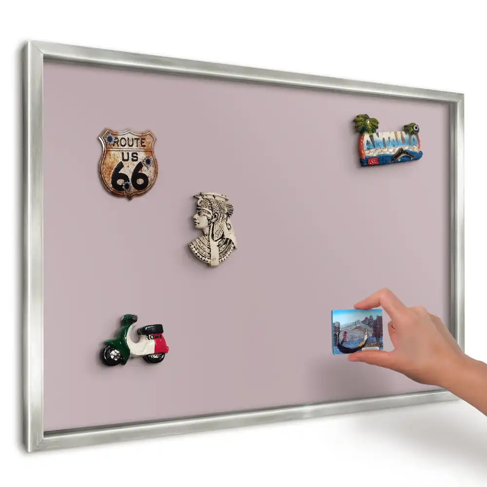 Magnetická tabuľa na cestovateľské magnety v minimalistickom ružovom prevedení