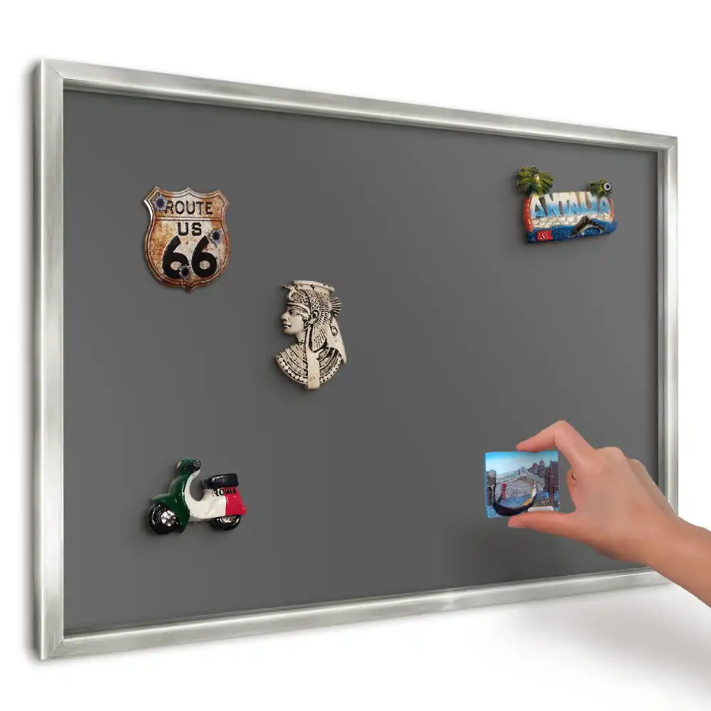 Magnetická tabuľa na suveníry s tmavošedým minimalistickým pozadím