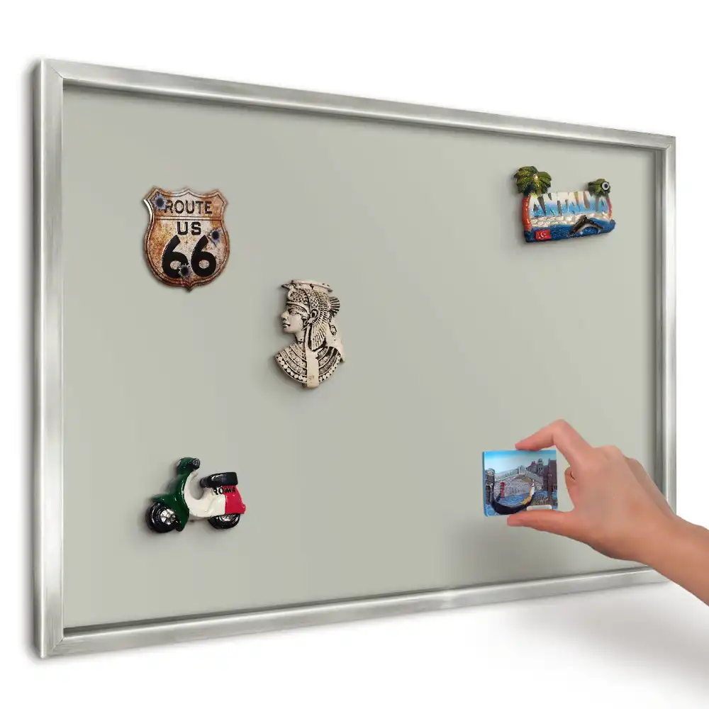 Magnetická tabuľa na suveníry zo sveta v svetlokrémovej farbe v minimalistickom a elegantnom štýle