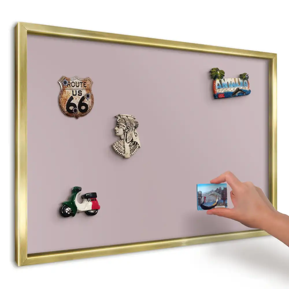 Magnetická tabuľa na suveníry z ciest v jemnom ružovom minimalizme