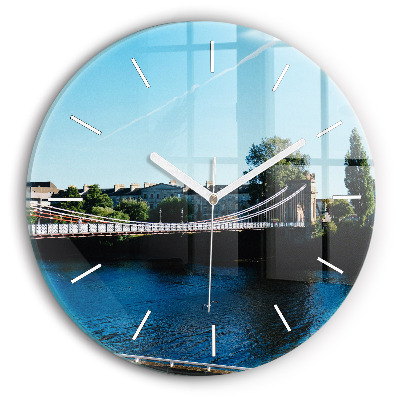 Vertikálne hodiny Most nad riekou v meste